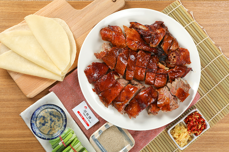 片鴨、餅皮、蔥段、醬料與蒜辣配料擺盤